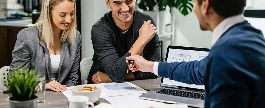 Como consultar o registro de um corretor? Na imagem, empresário simulam seguro com corretor registrado na Susep