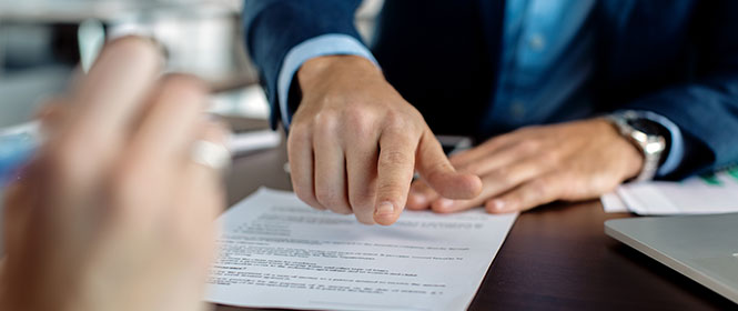 Como funciona o contrato de seguros? Na imagem, dono de empresa simula seguro contratual para fechar negócio com empresa privada