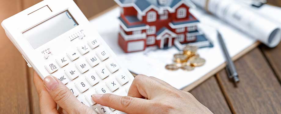 Como calcular valor de seguro garantia imobiliário? Na imagem pessoa fazendo conta na calculado, evidenciando o processo, que varia de acordo com as necessidades de cada projeto