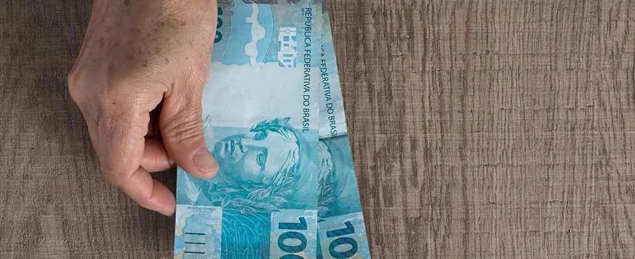 O que é pagamento de caução? Na imagem, notas de R$ 100 evidenciam forma de garantia para assegurar cumprimento de obrigações ou ressarcimento de danos