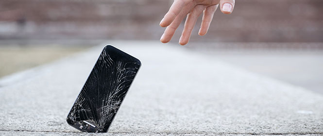 Como acionar o seguro Iphone? Na imagem, celular com a tela trincada após queda representando exemplo de risco que um seguro Iphone pode cobrir