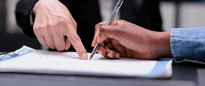O que deve constar em um contrato de seguro de vida? Na imagem, empresa explicando ao cliente os detalhes do documento
