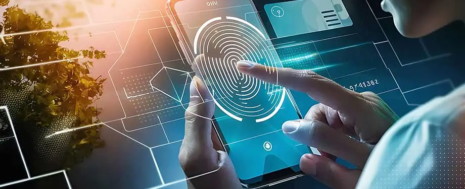 Como assinar um contrato digital? Na imagem, mulher clica em impressão digital no celular, representando a assinatura digital, que acontece em ambientes virtuais