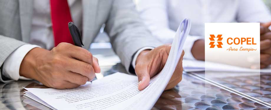 Como aumentar as chances de licitações da Copel? Na imagem, homem assinando contrato e logotipo da Copel em representação a oportunidade de fechar contrato com a instituição