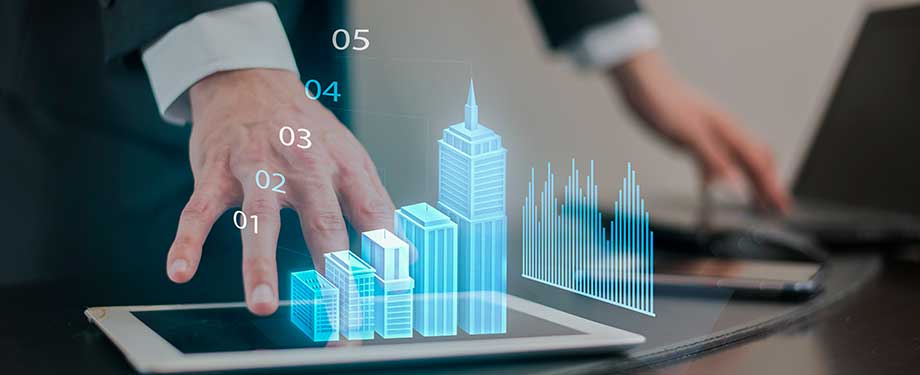 Como contratar seguro garantia imobiliário? Na imagem, pessoa usando tablet que mostra taxas em alusão aos valores de contratação do seguro