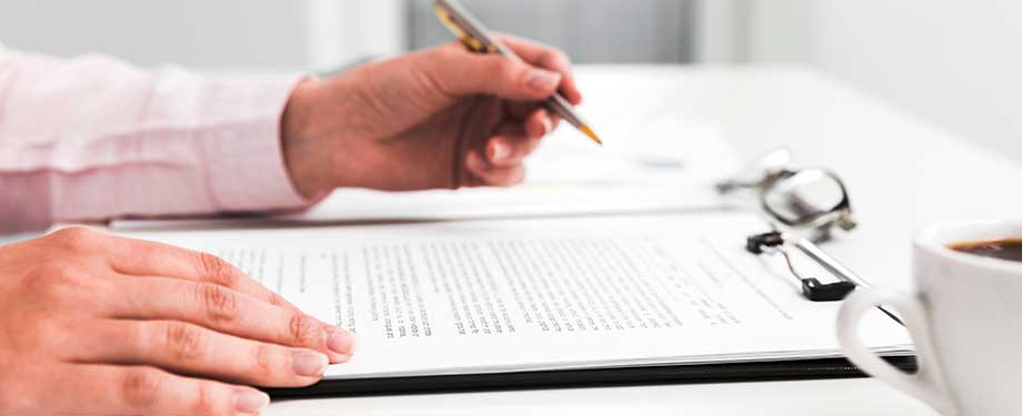 Como contratar seguro garantia? Na imagem, dona de empresa de pequeno porte assina contrato de seguro após conferir o passo a passo da Mutuus