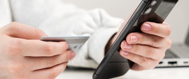 O que precisa para cotar seguro garantia para licitações online? Na imagem, dono de empresa fazendo simulação de seguro pela internet