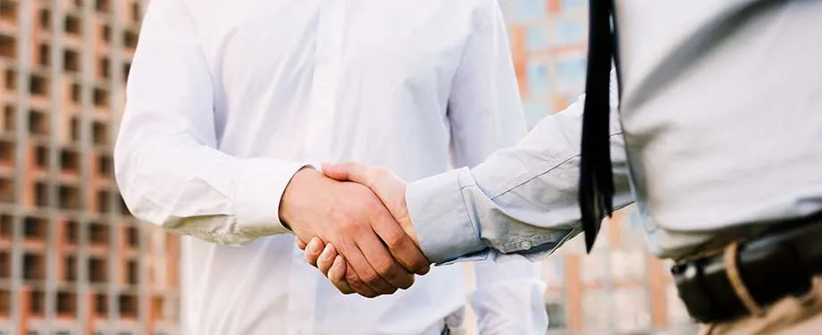 O que é preciso para cotar seguro garantia? Na imagem, fornecedor contrata seguro Supply Bond após fazer cotação