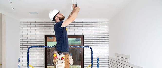 Como contratar seguro de obras e reformas? Na imagem, trabalhador realizando reforma em ambiente após a contratação de um seguro
