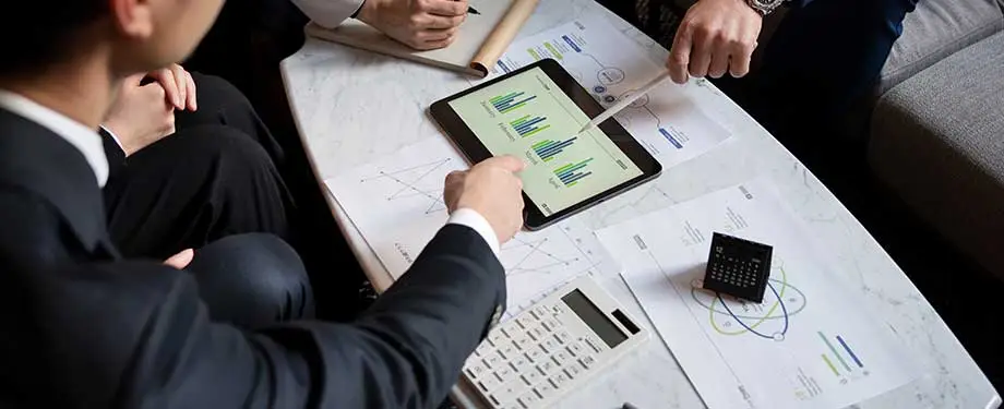 Como contratar seguro garantia? Na imagem, empresário e corretor de seguros fazem cotação e avaliam possibilidade de exigência de contrato de contra garantia