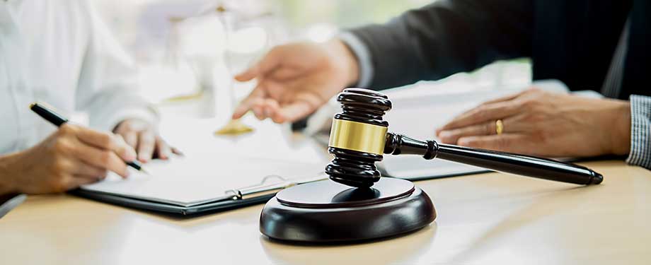 Como cotar seguro garantia licitação? Na imagem, pessoa assinando contrato de seguro após fazer a cotação online