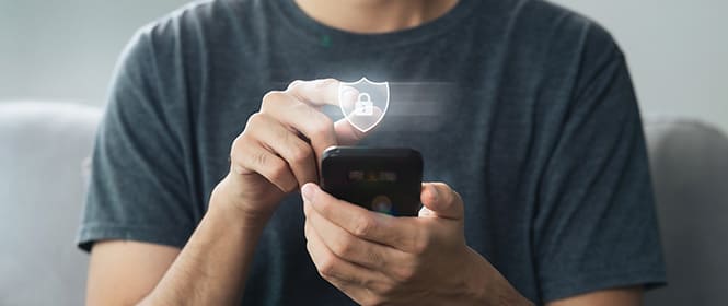 Quais seguradoras trabalham com licitação? Na imagem, vemos dono de empresa fazendo simulação de seguro licitação online