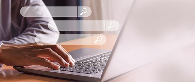 Qual o melhor site para cotar seguro? Na imagem, pessoa aprendendo a como cotar seguro online