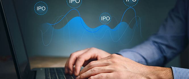 O que é a IPO e como funciona? Na imagem, dono de empresa realiza cotação de Seguro POSI