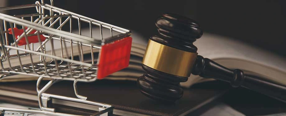 Como fazer cadastro de fornecedor no Comprasnet? Na imagem, carrinho de compras e martelo da justiça evidenciam possibilidade de realizar cadastro para prestar serviços para o governo