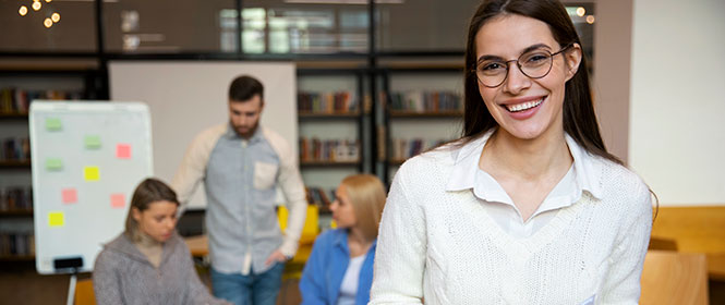 É obrigatório estagiário ter seguro de vida? Na imagem, estagiária trabalhando em empresa que contratou seguro estagiário em corretora de seguros online