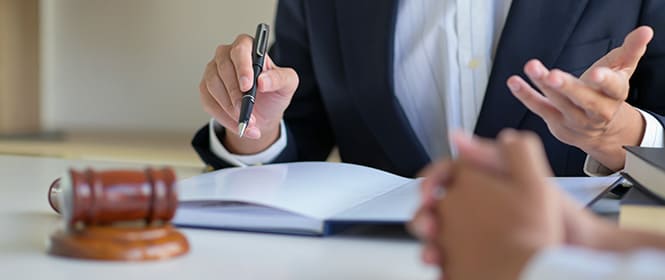 O que precisa para cotar um seguro garantia para licitações? Na imagem, dono de empresa entendendo as documentações necessárias para iniciar procedimento