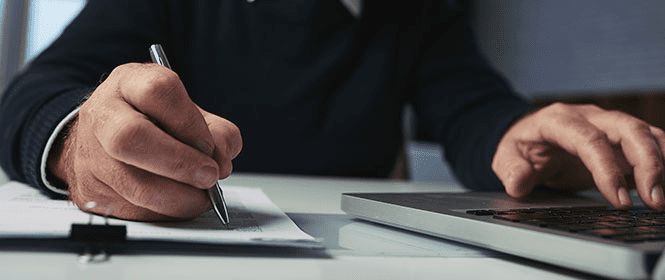 Quais são os requisitos para os embargos de declaração? Na imagem, juiz tomando a decisão levando em consideração o que mudou com o Novo CPC