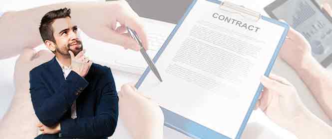 Homem e contrato de serviços representando como fazer um contrato