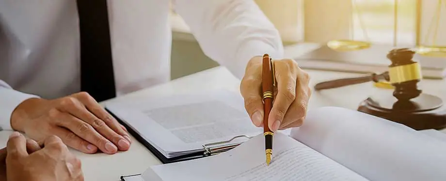 Como fazer um seguro de responsabilidade civil? Na imagem, pessoa fazendo cotação de seguros, uma das etapas essenciais para a contratação do seguro de responsabilidade civil