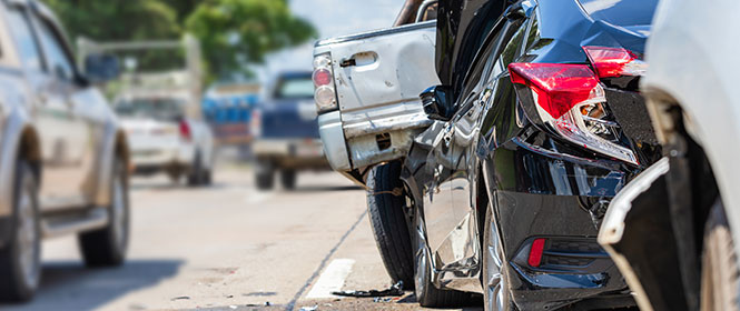 Quem tem direito a receber seguro DPVAT? Na imagem, dois carros colidem em acidente de trânsito, mas danos serão cobertos por seguro DPVAT