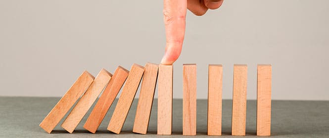 Como funciona o seguro garantia adiantamento de pagamento? Na imagem, peças enfileiradas reforçam a garantia de indenização se as obrigações contratuais não forem cumpridas
