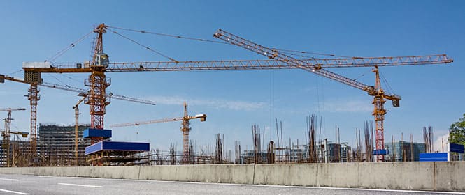Como funciona o seguro garantia obras públicas? Na imagem construção em andamento reforça a importância de um seguro para garantir o cumprimento do contrato