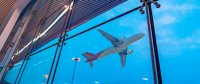 como-funciona-o-seguro-internacional-de-cargas Qual a finalidade do seguro internacional de carga? Na imagem, avião realiza transporte de carga para outro país, que tem seguro como forma de proteger as mercadorias no trajeto