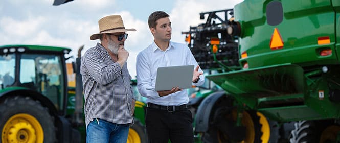 Quanto custa um seguro agrícola? Na imagem, agricultor conferindo simulação de seguro para agronegócio
