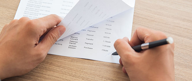 O que significa LMI no seguro? Na imagem, dono de empresa lendo contrato para entender o LMI especificado na apólice