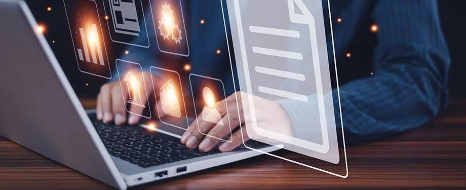 Como ver licitações da Petrobras? Na imagem, pessoa usando o computador para buscar oportunidades na plataforma Petronect Licitações