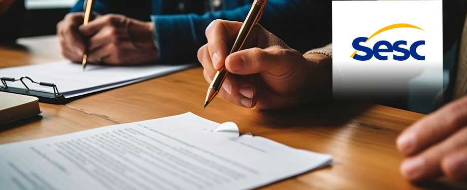 Qual a documentação necessária para participar de licitações do SESC? Na imagem, pessoas assinando contrato em alusão ao processo de licitação, que exige documentos como os de qualificação técnica
