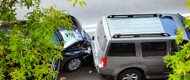 É preciso contratar seguro DPVAT? Na imagem, vemos batida entre dois carros e todas as vítimas tem direito a acionar o seguro sem precisar de contratação