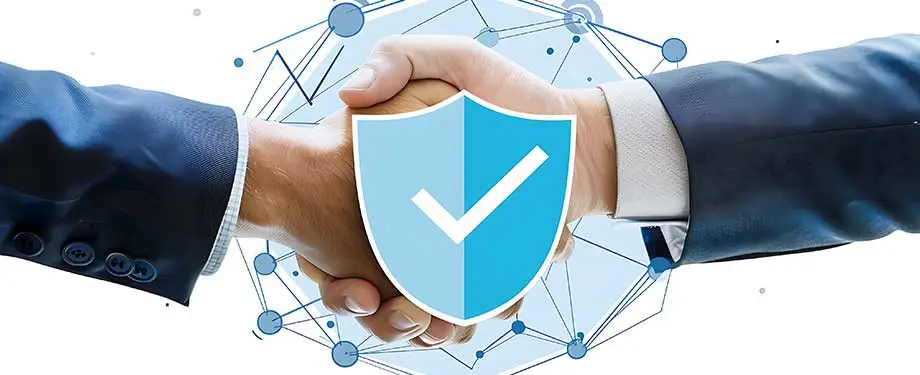 Como funciona o seguro garantia de pagamento? Na imagem, empresários apertam a mão protegidos pela modalidade Advance Payment Bond