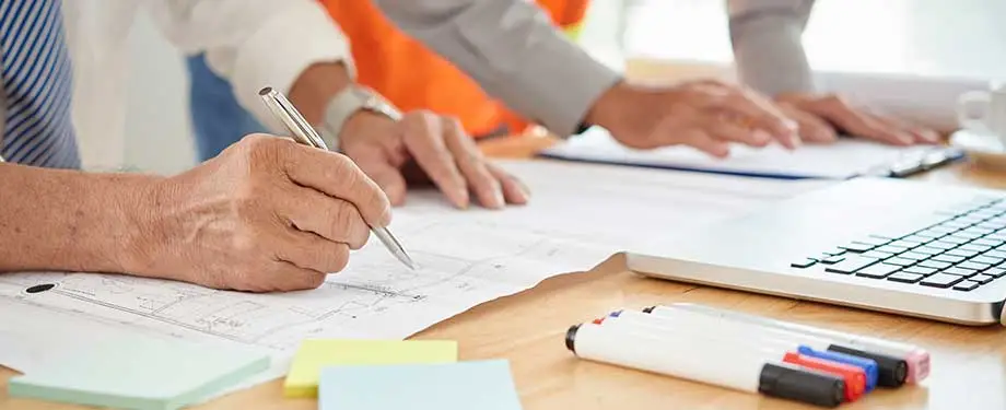 O que é completion financeiro? Na imagem, trabalhador planejando obra que terá completion bond como garantia