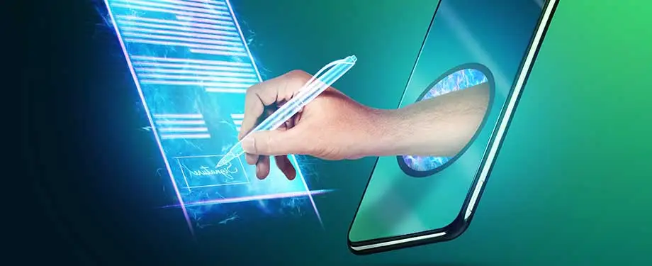 Qual a diferença entre contrato digital e contrato eletrônico? Na imagem, smartphone e mão de pessoa assinando contrato representa a assinatura eletrônica, um tipo de assinatura digital.