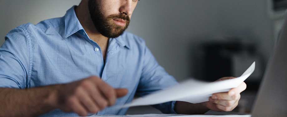 Modelo de carta para seguradora: na imagem, cliente lendo o motivo da negativa de sinistro