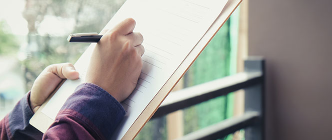 O que acontece se não tiver os documentos para licitação? Na imagem, dono de empresa fazendo checklist de licitação evidencia a importância do procedimento como forma de organização