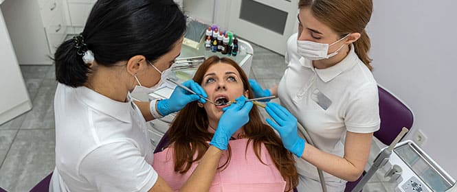 O que cobre o seguro de responsabilidade civil para dentistas? Na imagem, dentistas são protegidas por seguro após negligência no trabalho
