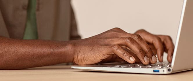 Qual o melhor site para cotar seguro? Na imagem, pessoa jurídica procurando melhor seguro online