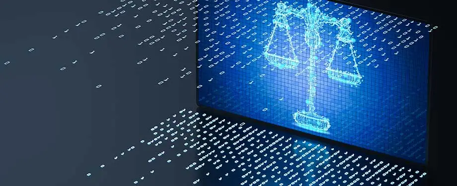 Como saber se um contrato digital é válido? Na imagem, computador e balança da justiça representam situação na qual um contrato digital é válido, obedecendo o que determina a legislação do país