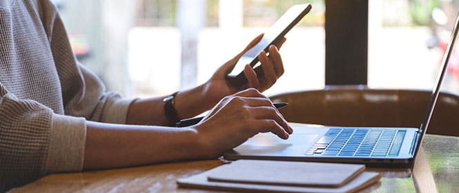 Como funciona a cotação de seguro online? Na imagem, dono de empresa informando seus dados para a simulação do seguro