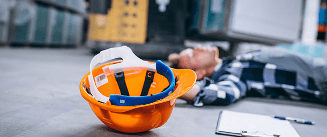 Quais são as principais coberturas do seguro de responsabilidade civil? Na imagem, capacete de segurança, um dos equipamentos de EPI, demonstrando como funciona o seguro RC operações