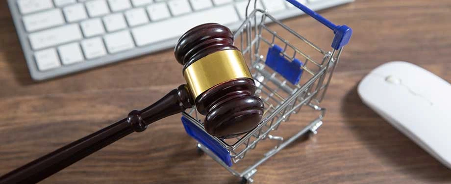 Comprasnet Licitações: na imagem, carrinho de compras e martelo da justiça em alusão aos contratos públicos ofertados na plataforma