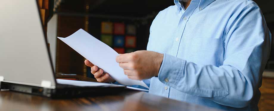O que fazer quando a seguradora nega o sinistro? Na imagem, homem lendo carta negativa para entrar em contato com a seguradora