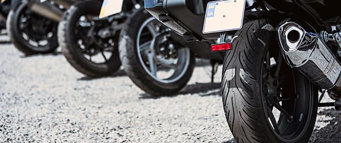 O que o seguro moto não cobre? Na imagem, rodas de motos em alusão à importância de proteger o veículo com um seguro