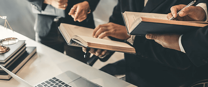 Quando cabe recurso de revista? Na imagem, justiça assegurando situações em que este direito é válido para trabalhadores