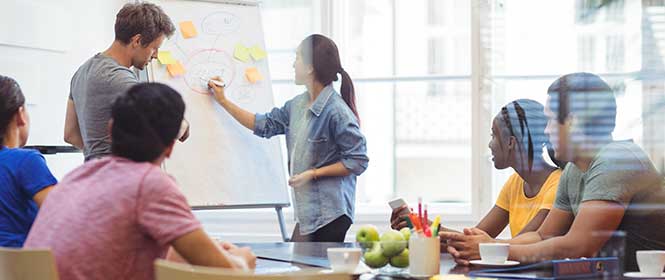 seguro-vida-empresarial-é-obrigatório Seguro vida empresarial é obrigatório? Na imagem, funcionários protegidos com o seguro de vida em grupo.