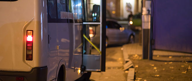 Como funciona o seguro RC ônibus? Na imagem, ônibus com porta aberta para receber passageiros evidencia a importância de protegê-los por meio de seguro