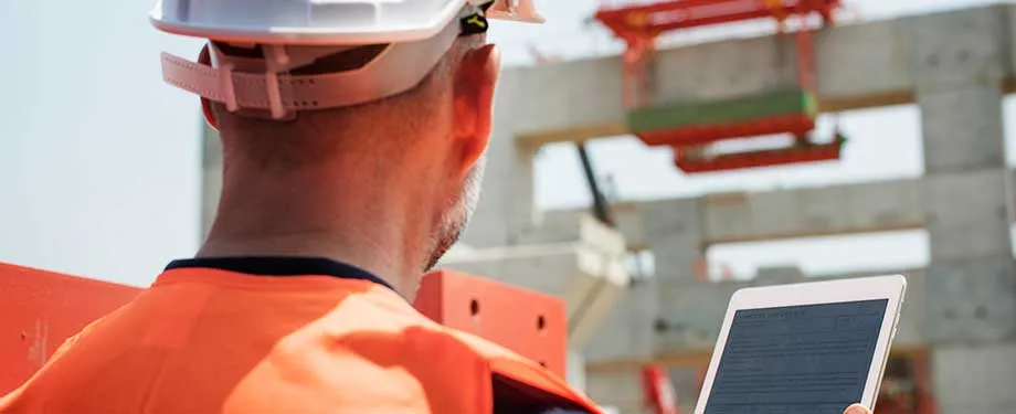 O que é a fase de comissionamento? Na imagem, construtor civil realiza testes em obra para garantir o sucesso na entrega final